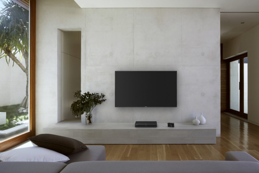 Телевизор на стене