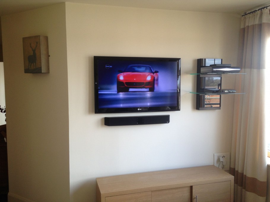 Полка сбоку от телевизора