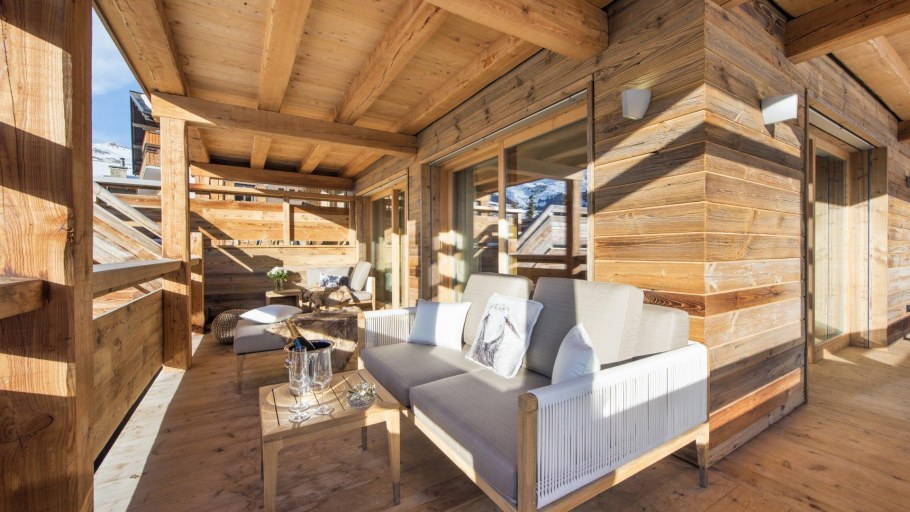 Дача в стиле Шале с верандой