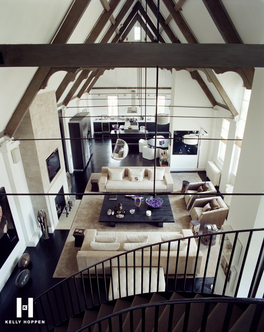 Интерьер кухни-гостиной со вторым светом