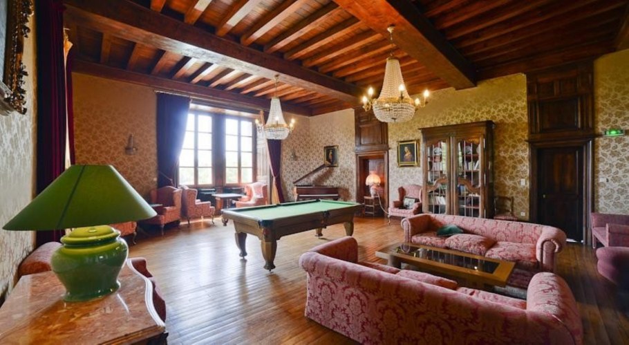 Ресторан в деревне эз Франция