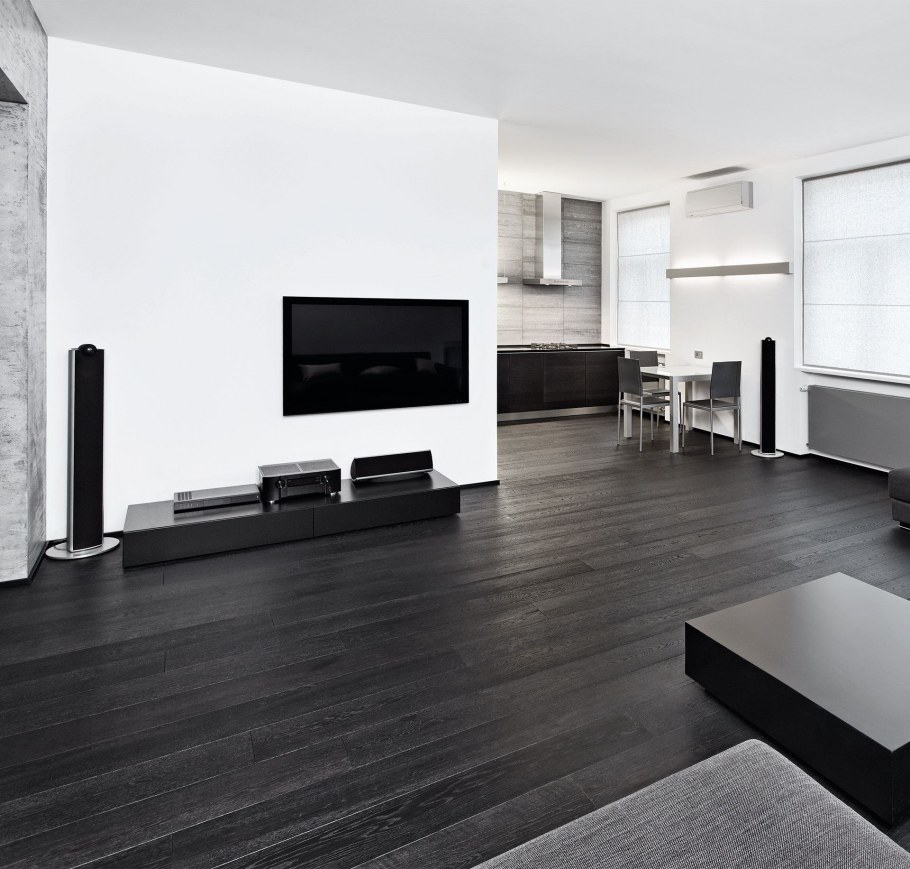 Черный ламинат в гостиной