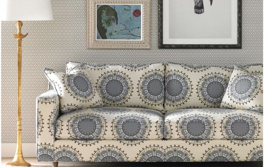Диван с орнаментом в интерьере