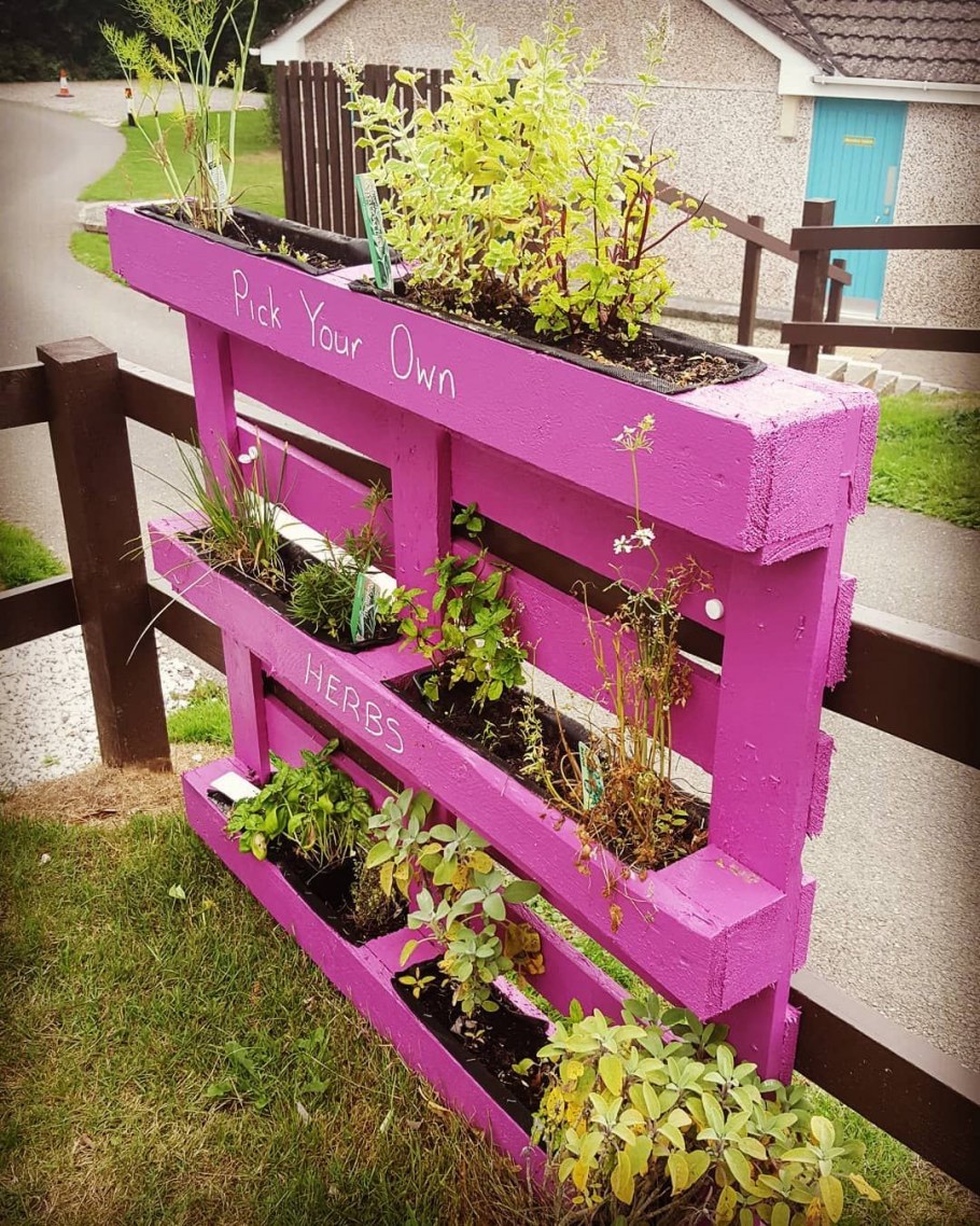 Клумба из поддонов