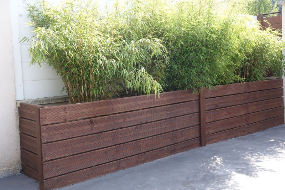 Ящики для цветов вдоль забора