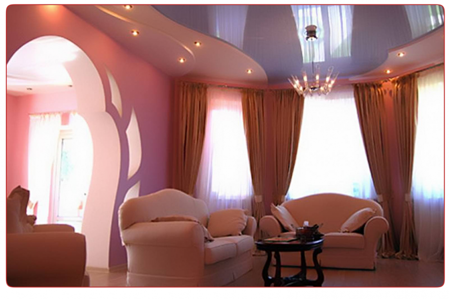 Натяжные потолки в зале
