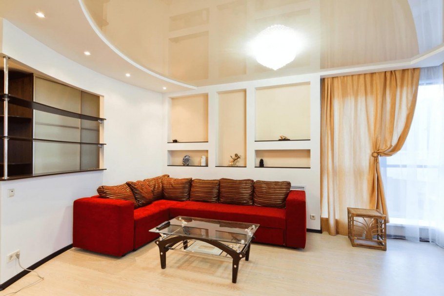 Натяжные потолки в гостиную