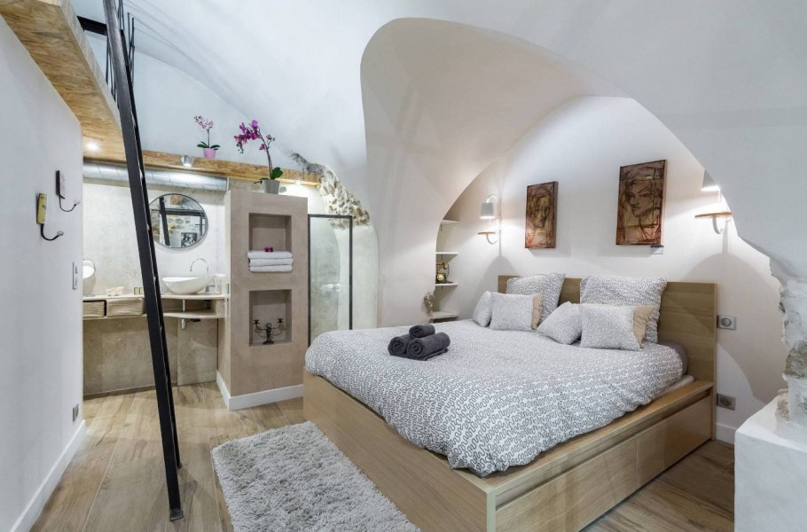 Уютная спальня в бежевых тонах