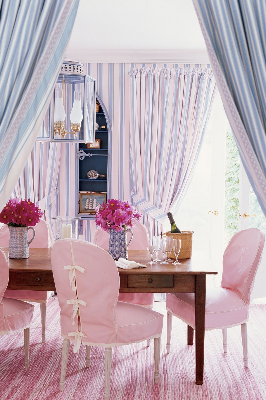 Шторы пастельно розового цвета в интерьере