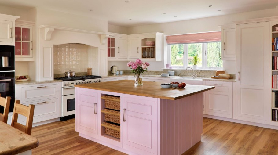 Розовая кухня с островом