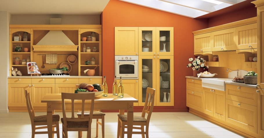 Желтая деревянная кухня
