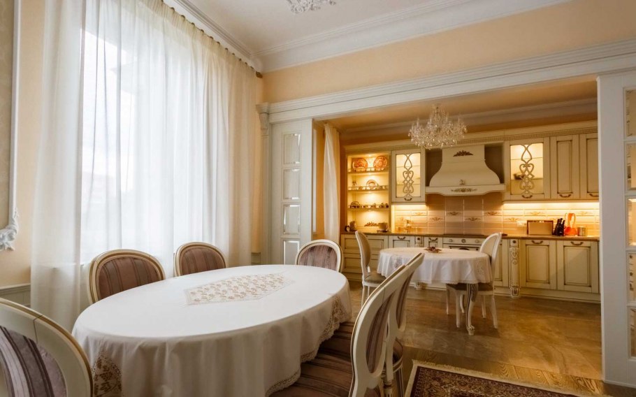 Кухня гостиная в классическом стиле в светлых тонах