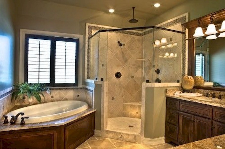 Ванная комната с душевой и ванной