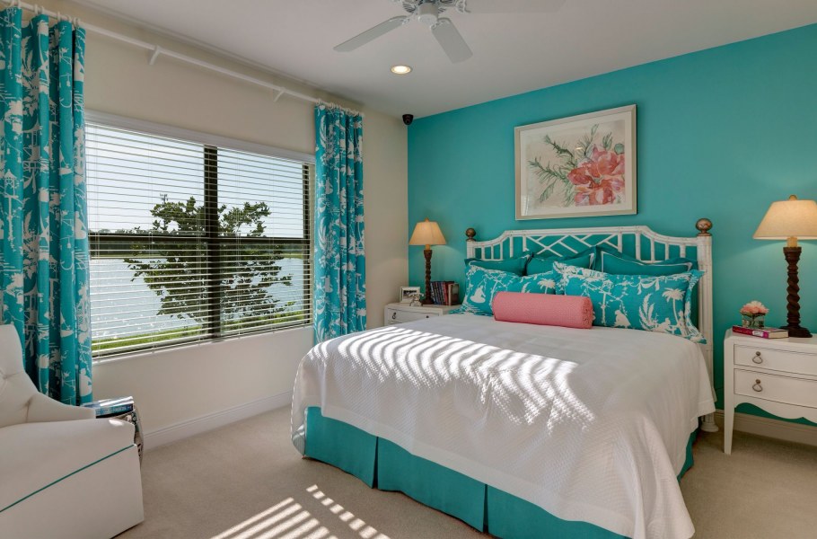 Бирюзовый текстиль в интерьере спальни