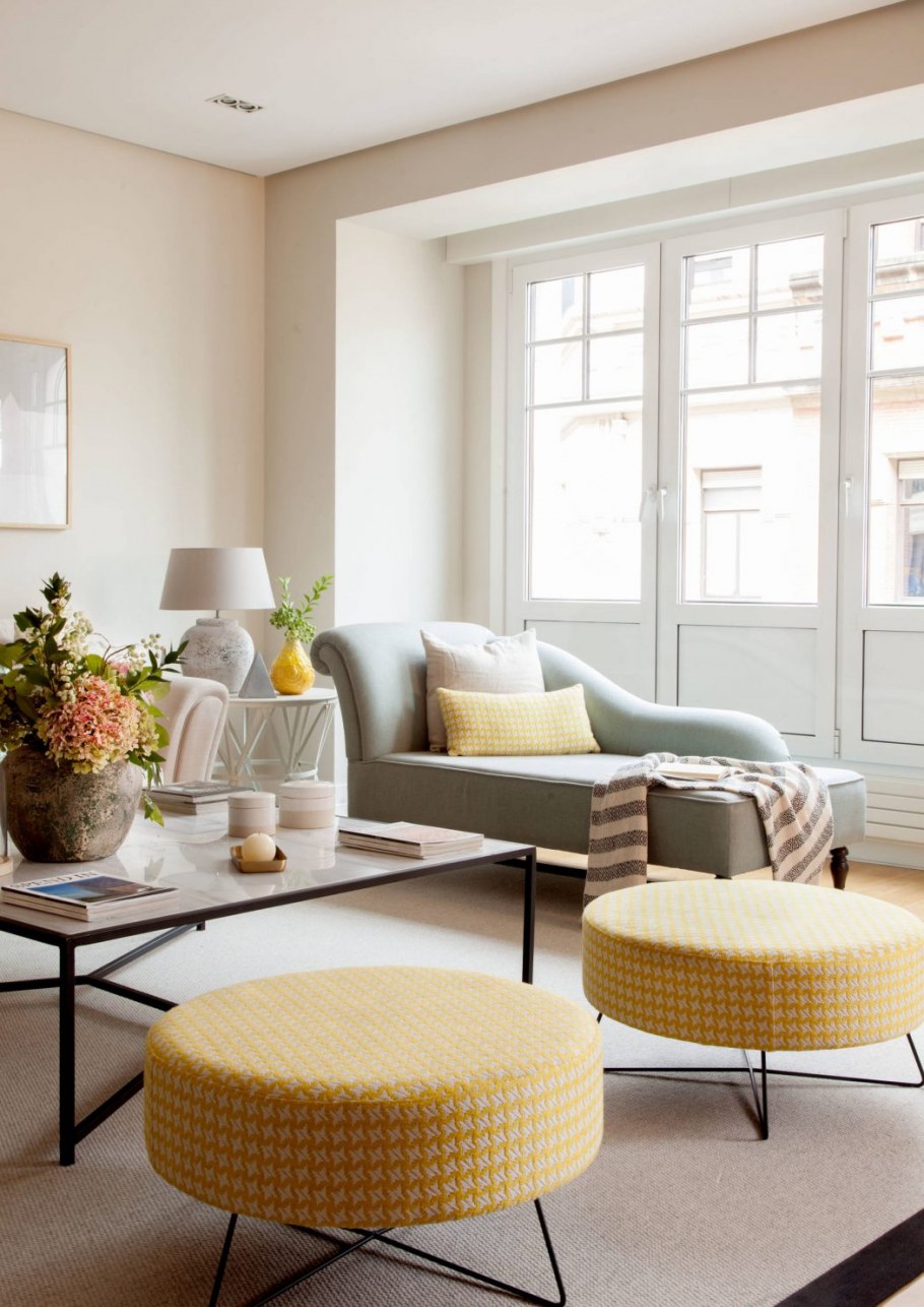 Гостиная в теплых пастельных тонах