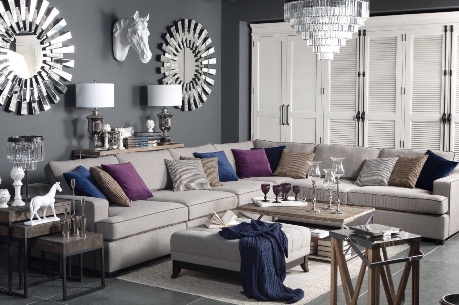 Серый диван с сиреневыми подушками