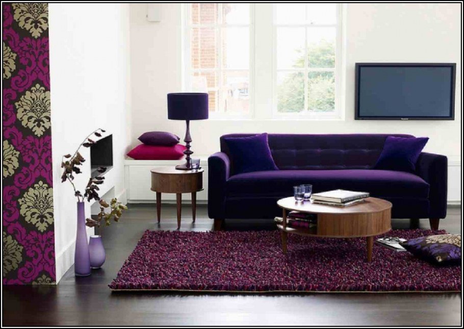 Фиолетовый ковер в интерьере гостиной