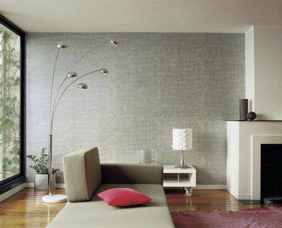 Однотонная стена в комнате