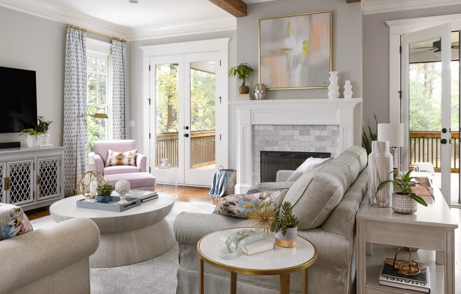 Светлая гостиная с камином