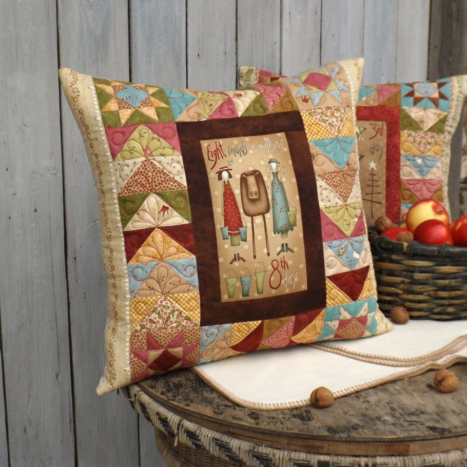 Лоскутная подушка с вышивкой