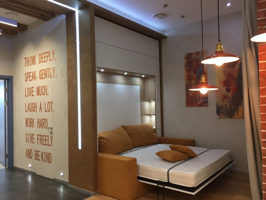 Стильный интерьер комнаты кровать трансформер