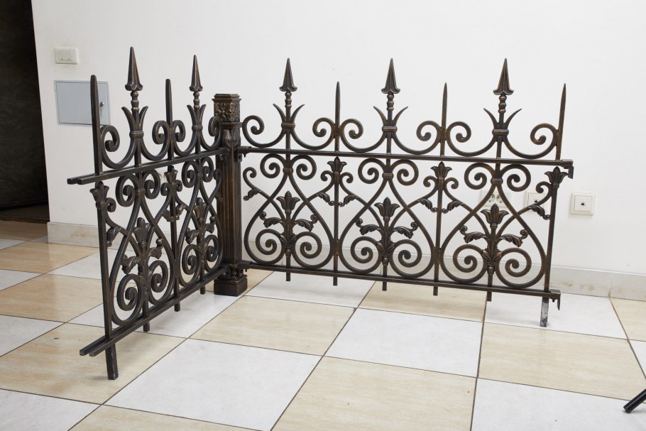 Кованое ограждение газона