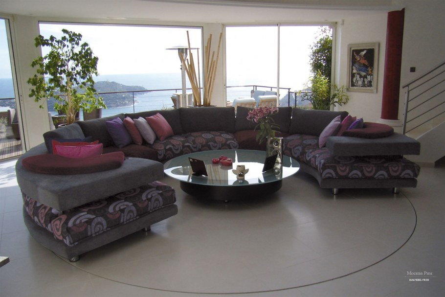 Полукруглый диван в Восточном стиле