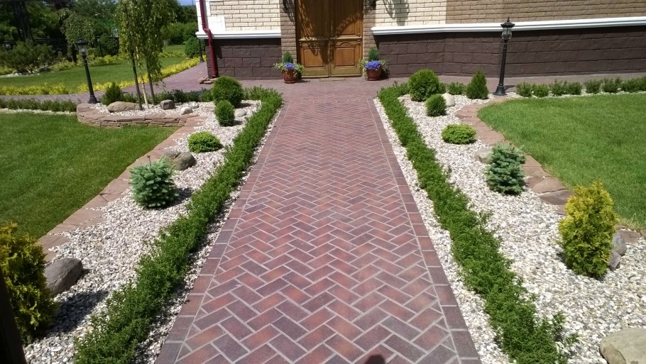 Клумбы бордюры вдоль тротуара