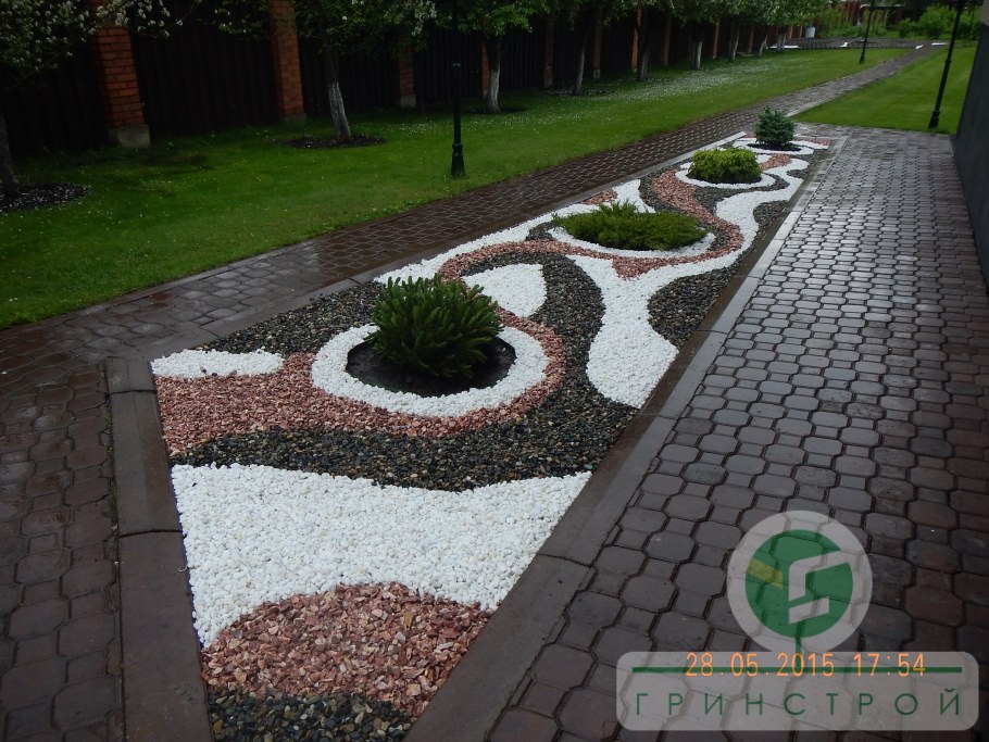 Клумбы в плитке тротуарной