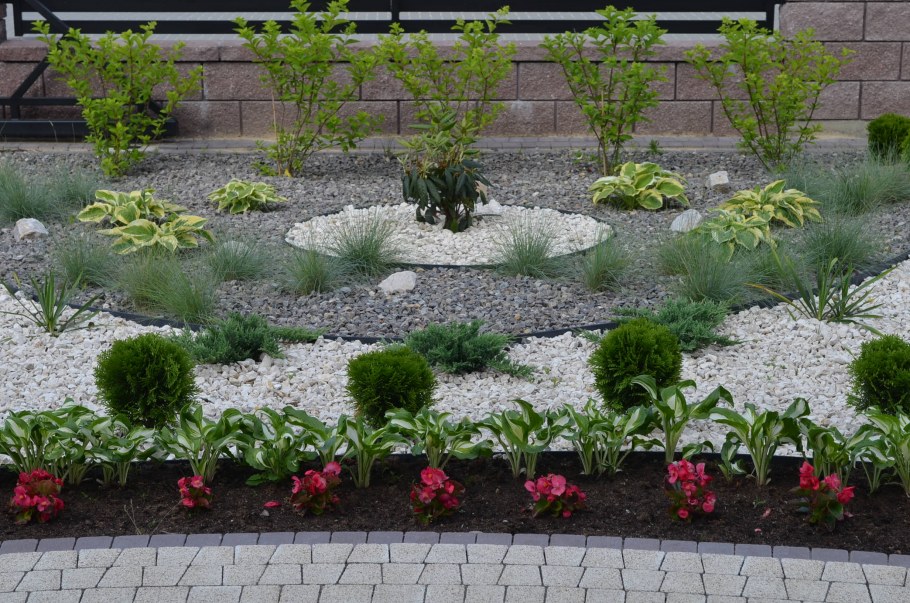 Бордюрный цветник