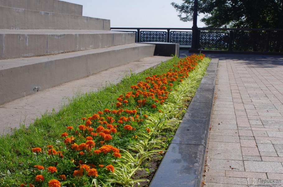 Клумбы возле памятников