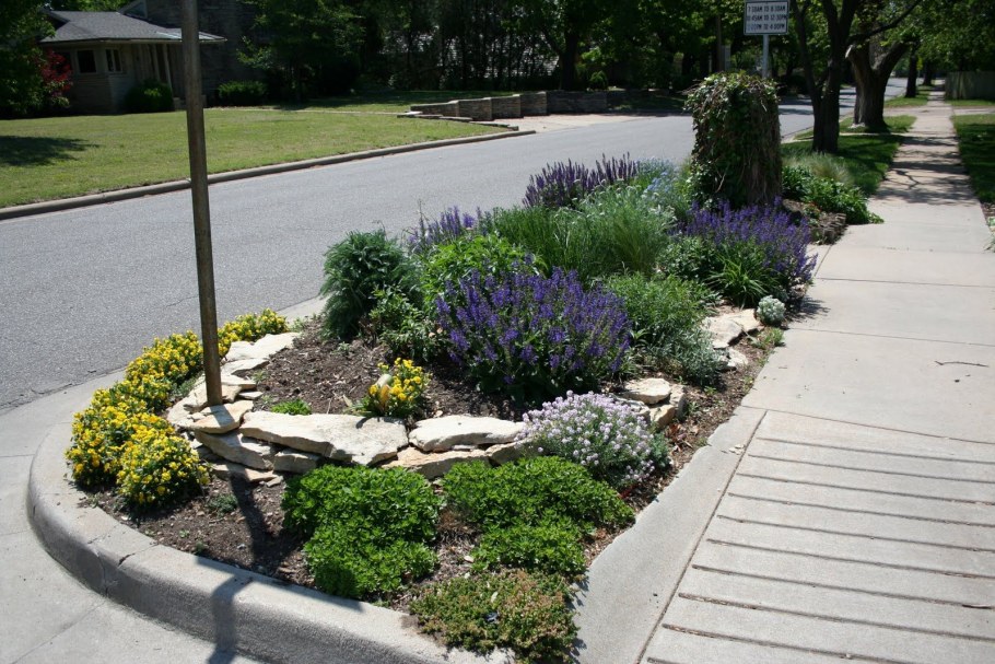 Цветник вдоль тротуара