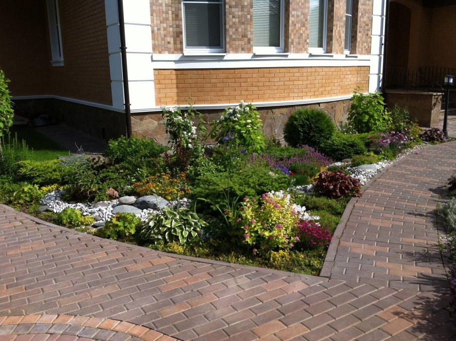 Двор из брусчатки с клумбами