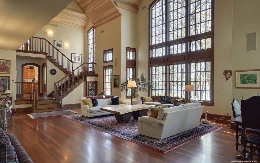 Большая гостиная с лестницей
