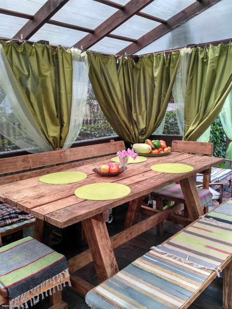 Интерьер дачной беседки