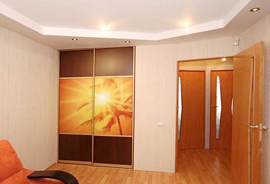 Шкаф в спальню с распашными дверями
