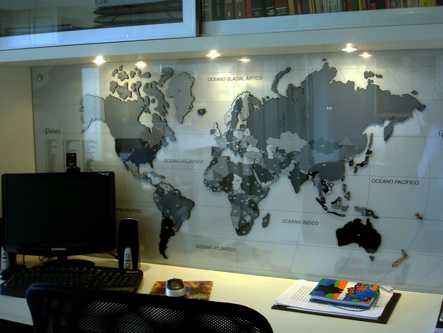 Карта мира на стене в интерьере штукатурка