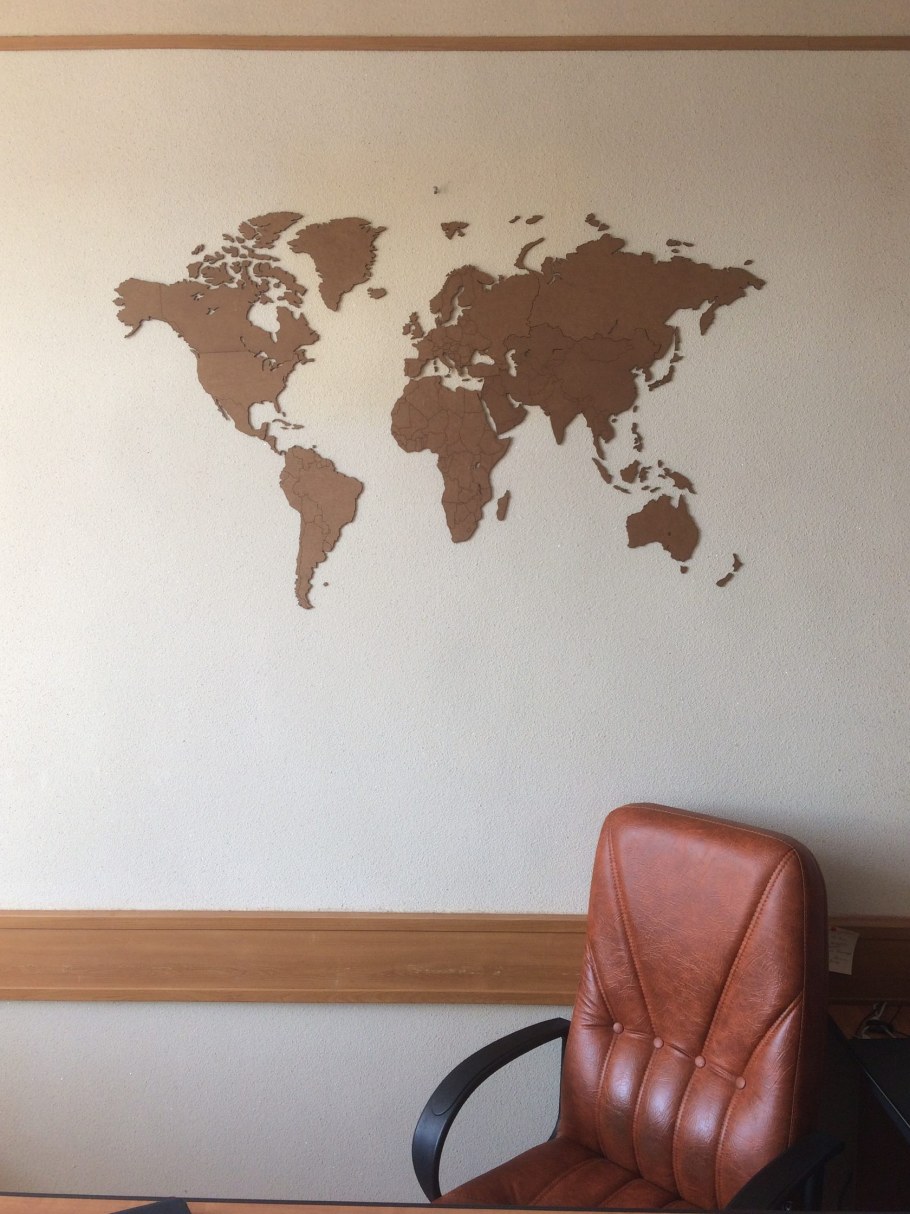 Карта на стене в интерьере