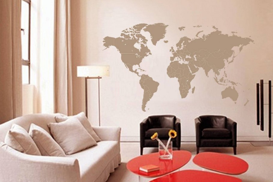 Карта мира на стене в интерьере