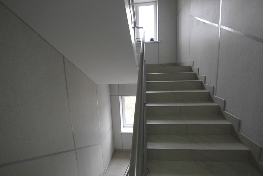 Освещение лестницы в офисе