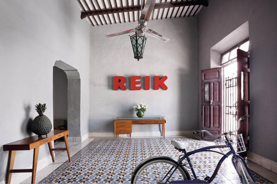 Крашеные стены в коридоре