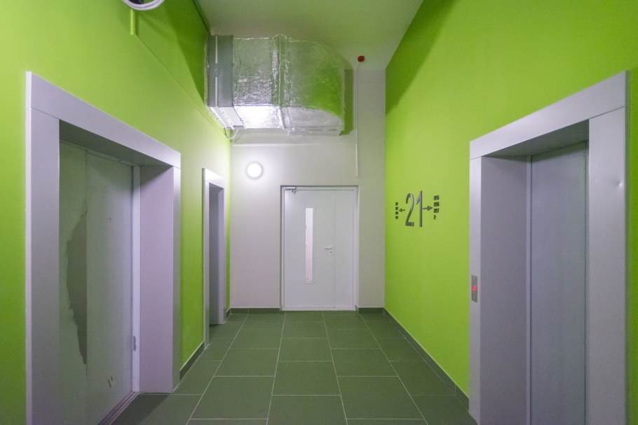 Розовый подъезд