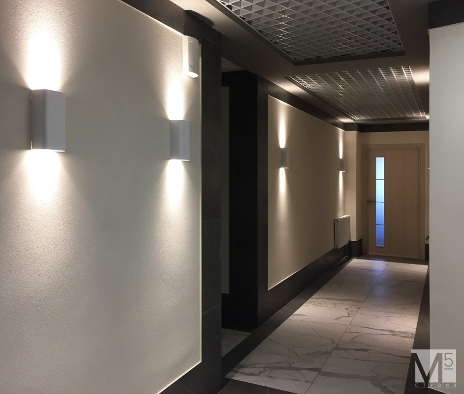 Коридор с лестницей в стиле лофт