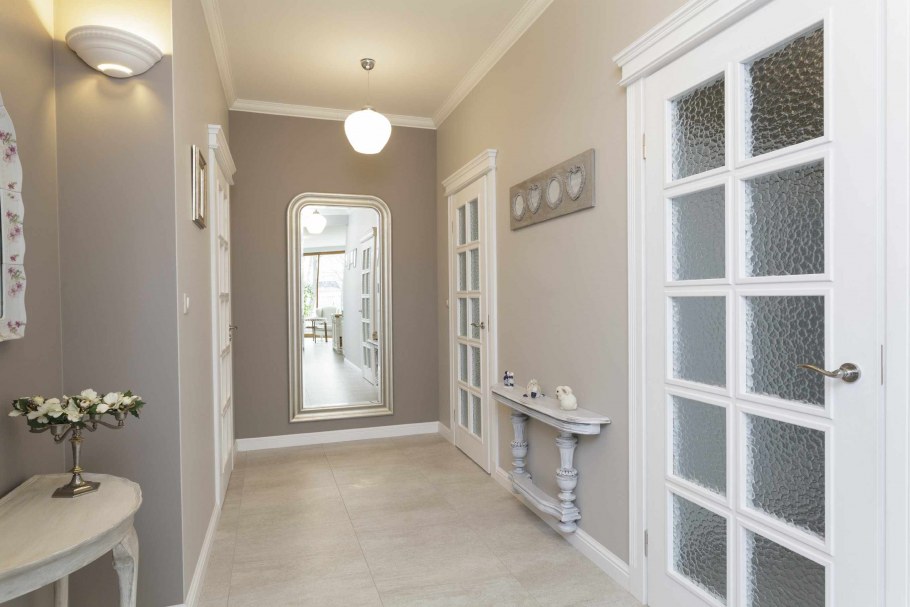 Крашенные стены в коридоре