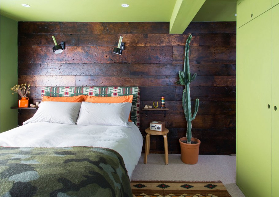 Спальня лофт с зеленой стеной