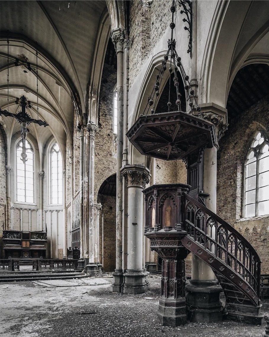 Готический замок внутри