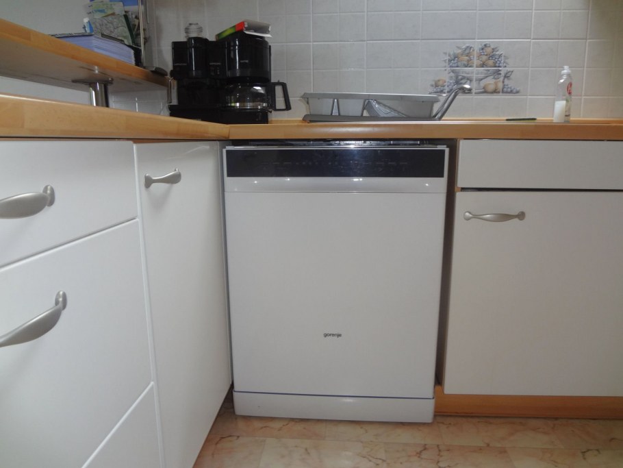 Отдельностоящая посудомоечная машина в интерьере кухни фото