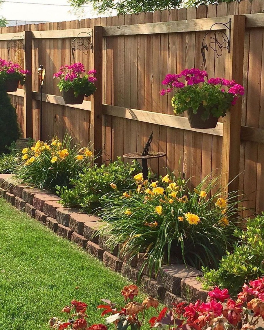 Клумба вдоль забора