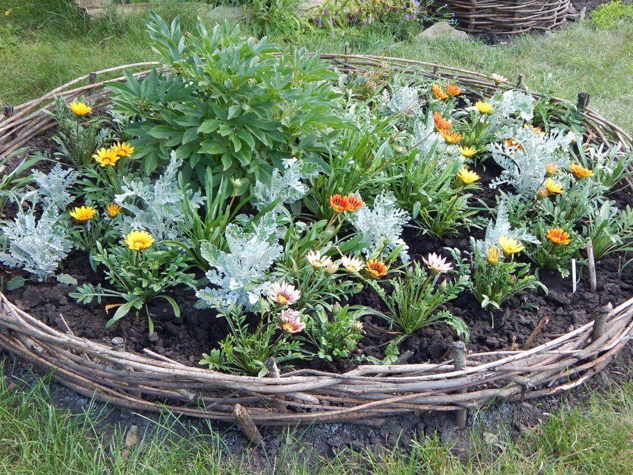 Клумба в деревенском стиле