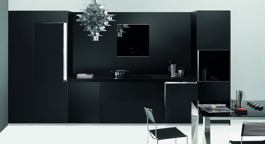 Черный стеклянный холодильник в интерьере